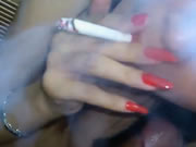 印尼賣婬女一邊抽煙一邊自摸手指插入擼蒂